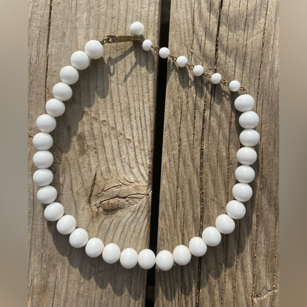 White chunky vintage chocker necklace 14.5 inches in length